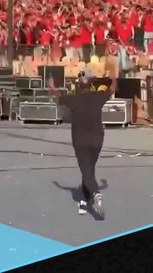 عم حارث يحيي جماهير الأهلي قبل نهائي الترجي